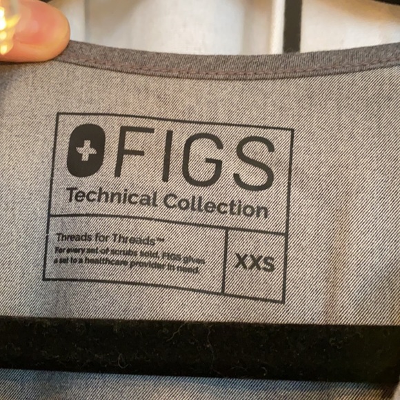 Figs | scrub top | graphite - Picture 4 of 5